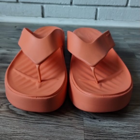 Crocs Getaway Platform Bright Orange Flip Flops Sandals Womens Size 11 - Picture 2 of 5